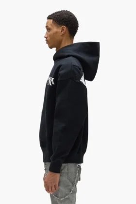 Hoodie mit aufgemaltem Schriftzug
