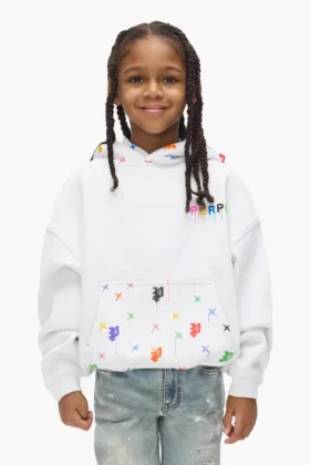 Kinder-Hoodie mit bemaltem Monogramm
