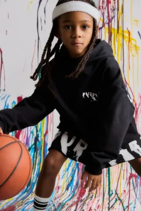 Kinder-Hoodie mit bemaltem Schriftzug