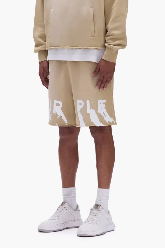 Shorts mit aufgemaltem Schriftzug