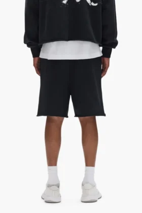 Shorts mit aufgemaltem Schriftzug