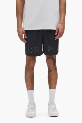 Shorts mit rundum verteilten Kristallen