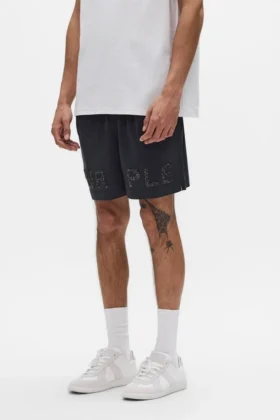 Shorts mit rundum verteilten Kristallen