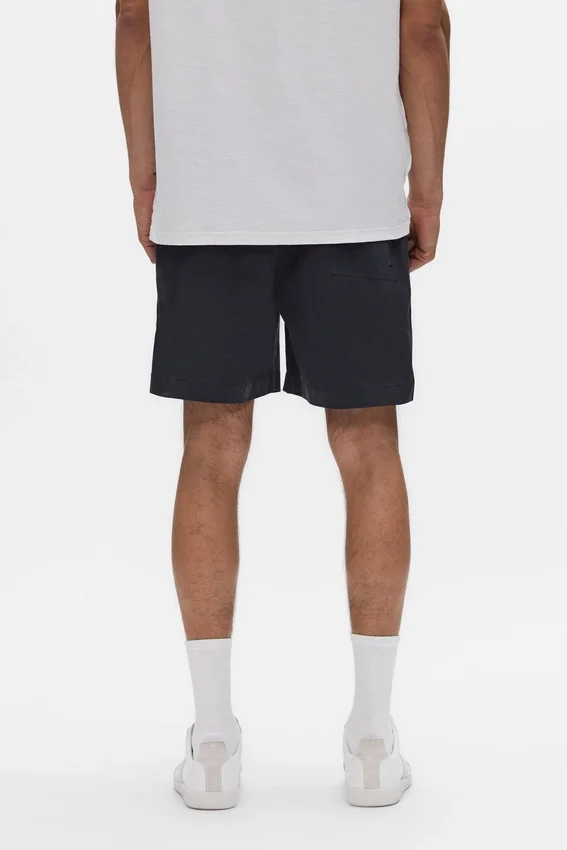 Shorts mit rundum verteilten Kristallen