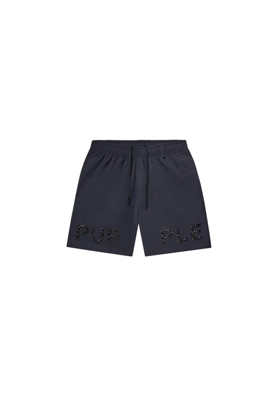 Shorts mit rundum verteilten Kristallen