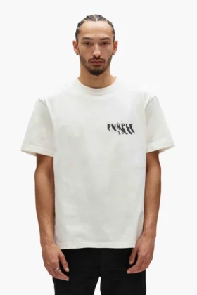 T-Shirt mit bemaltem Schriftzug
