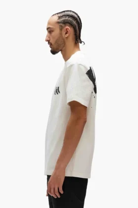 T-Shirt mit bemaltem Schriftzug