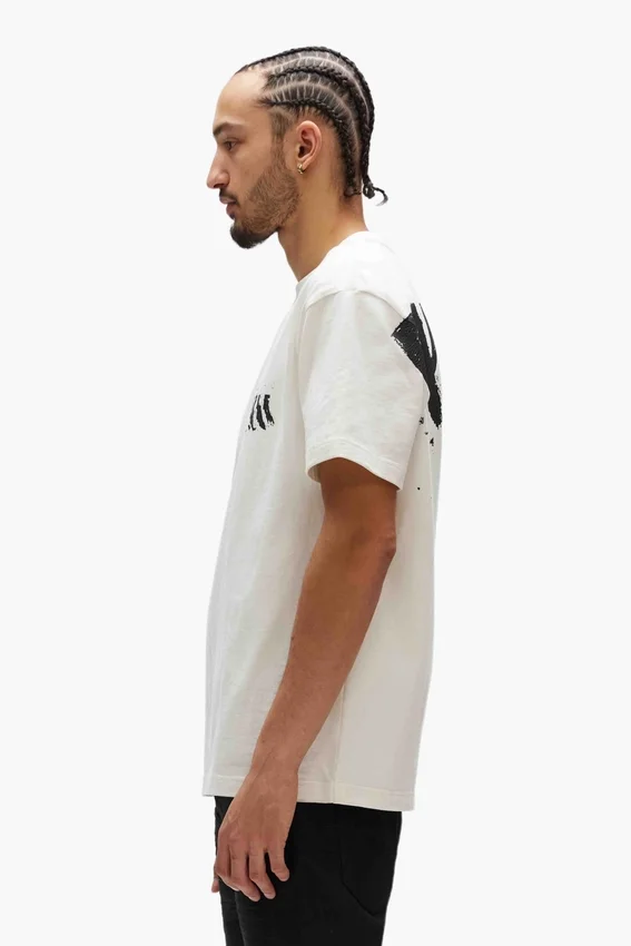 T-Shirt mit bemaltem Schriftzug