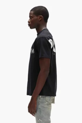 T-Shirt mit bemaltem Schriftzug