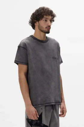T-Shirt mit Schablonen-Schriftzug