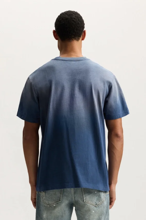 T-Shirt mit schrägem Schriftzug